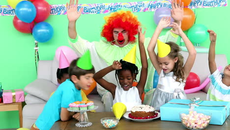 niños lindos celebrando un cumpleaños con un payaso