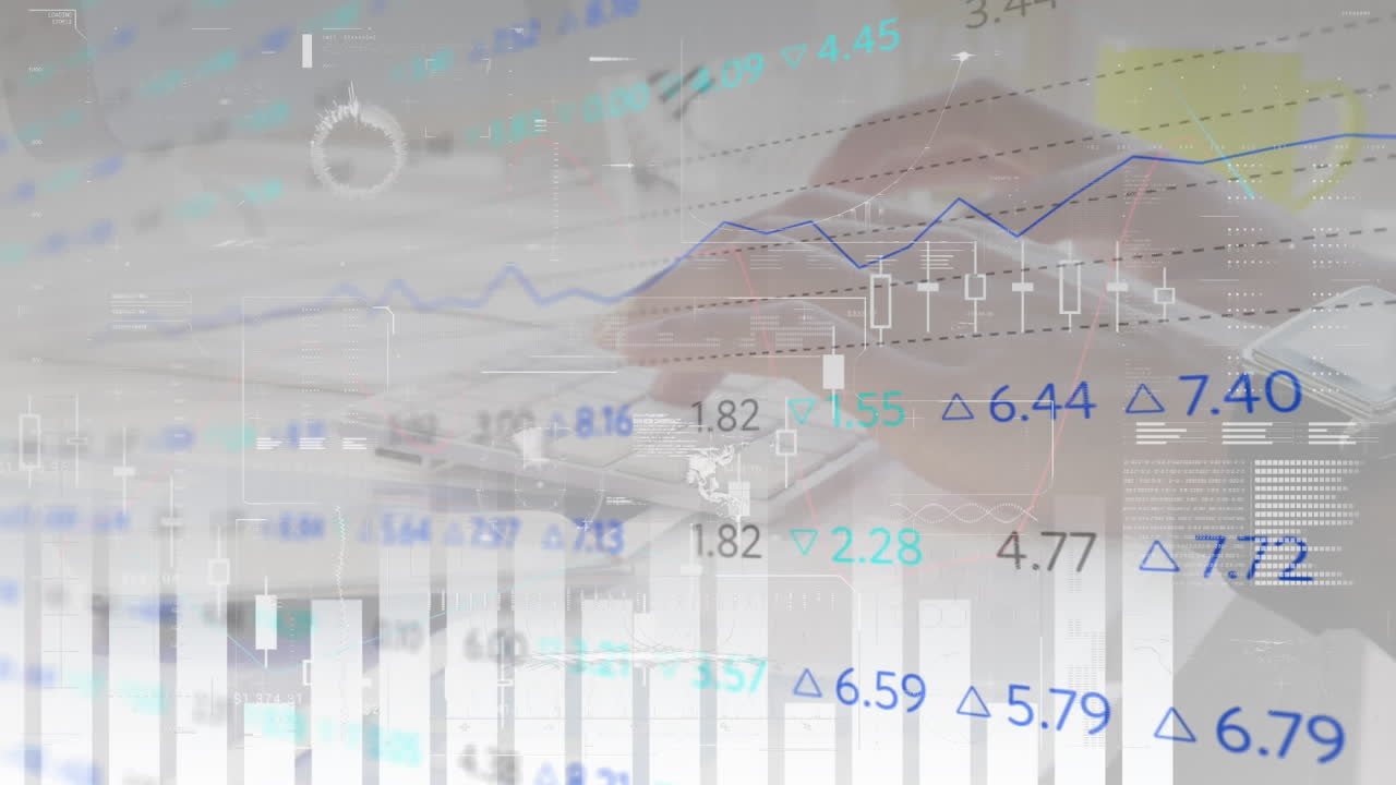 다중 그래프의 애니메이션, 변하는 숫자, 코딩, 키보드에서 타이핑하는 백인 남자의 손