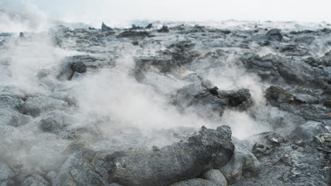 Rauchendes-Kühlendes-Lavafeld-Vom-Ausbrechenden-Vulkan