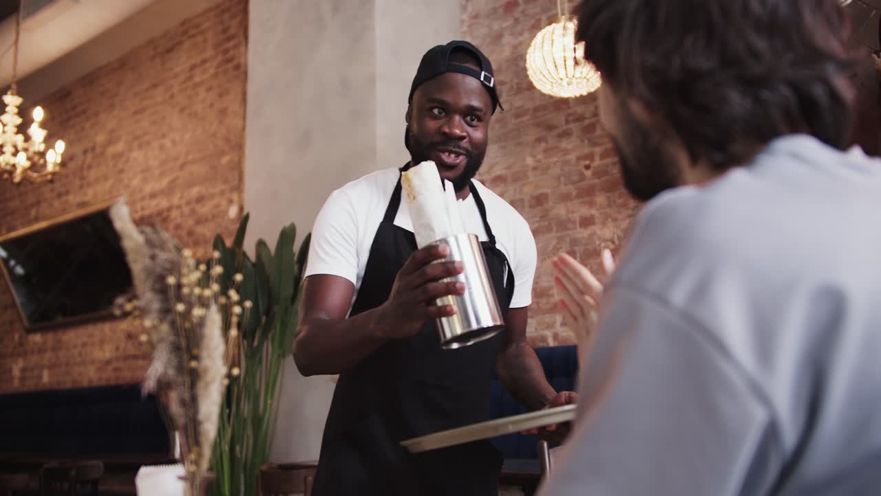una persona negra con un delantal negro y una gorra da el pedido al cliente, sonríe y desea un buen estado de ánimo en el mercado de donantes. servicio ejemplar