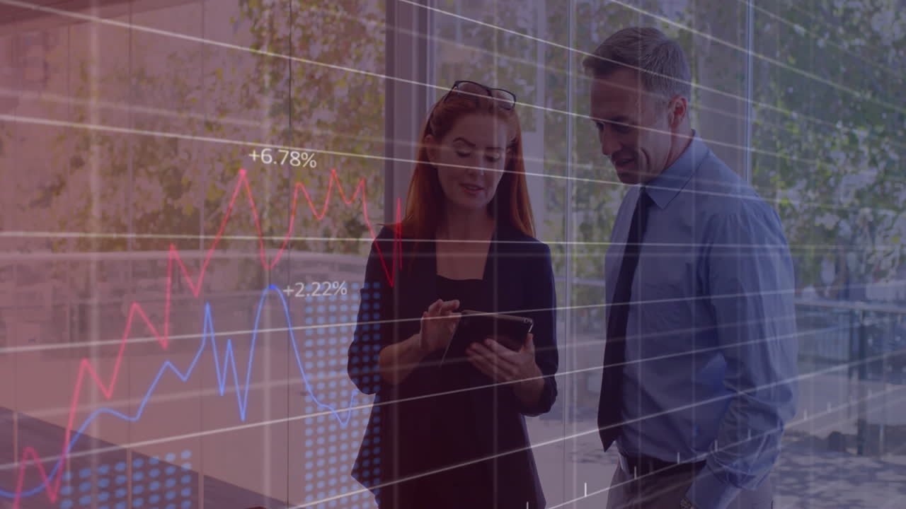 análisis de tableta, profesionales de los negocios con animación de gráficos financieros sobre el fondo de la oficina