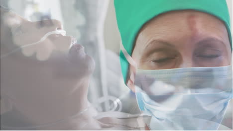 retrato de una cirujana caucásica con una máscara facial contra una mujer mayor en una cama de hospital