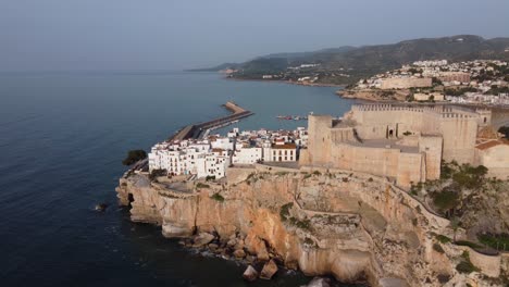 Luftaufnahme-Der-Festung-Und-Des-Weißen-Dorfes-Peniscola