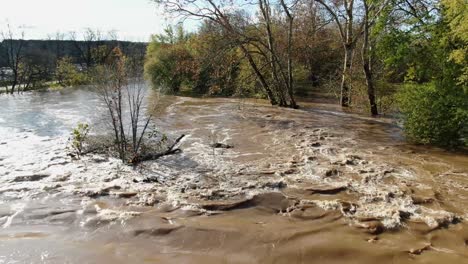 las aguas fangosas de la inundación transportan escombros y sedimentos, problemas de gestión de aguas pluviales, concepto de contaminación