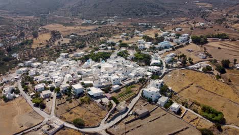 Una-Pintoresca-Toma-Aérea-De-Un-Pueblo-Encalado-En-Paros,-Grecia