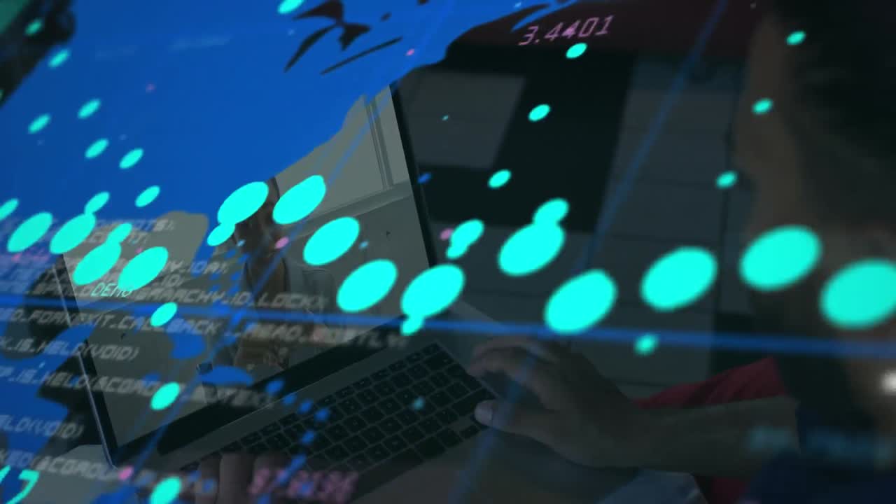 animación de gráficos y mapa del mundo en el portátil con mujer afroamericana hablando