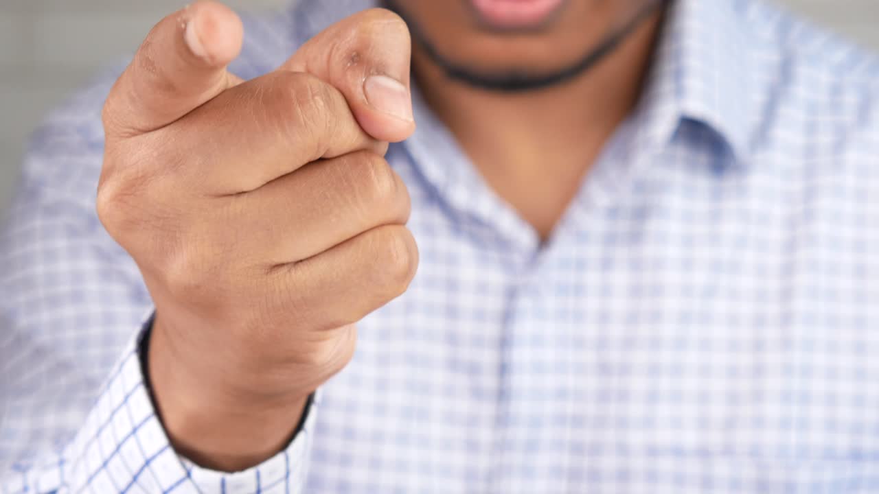 hombre señalando con el dedo