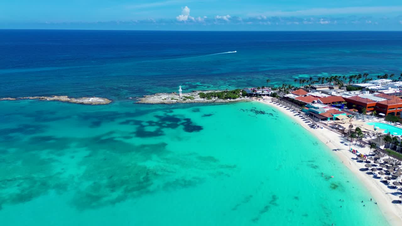 Paesaggio aereo con drone di un promontorio costiero con spot di barriera corallina per snorkeling a Cancun, Dolphin Beach Point, Messico, Mar dei Caraibi, America Centrale, viaggi, vacanze, turismo