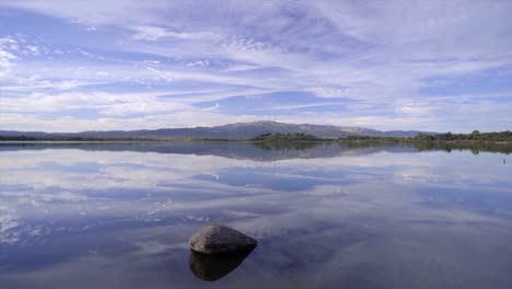 levantándose mostrando reflejo lago