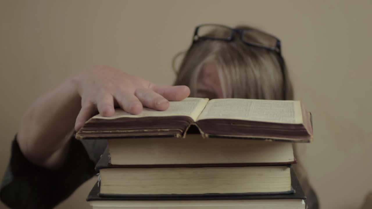 건망증이 심한 여성이 안경을 잘못 놓았습니다.