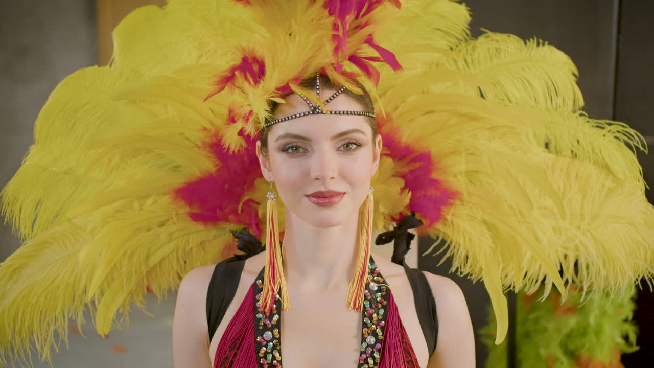 혼혈 남성과 여성 경찰관들이 유쾌하게 이야기하고 밤에 거리를 순찰하다가 휴식을 취합니다.