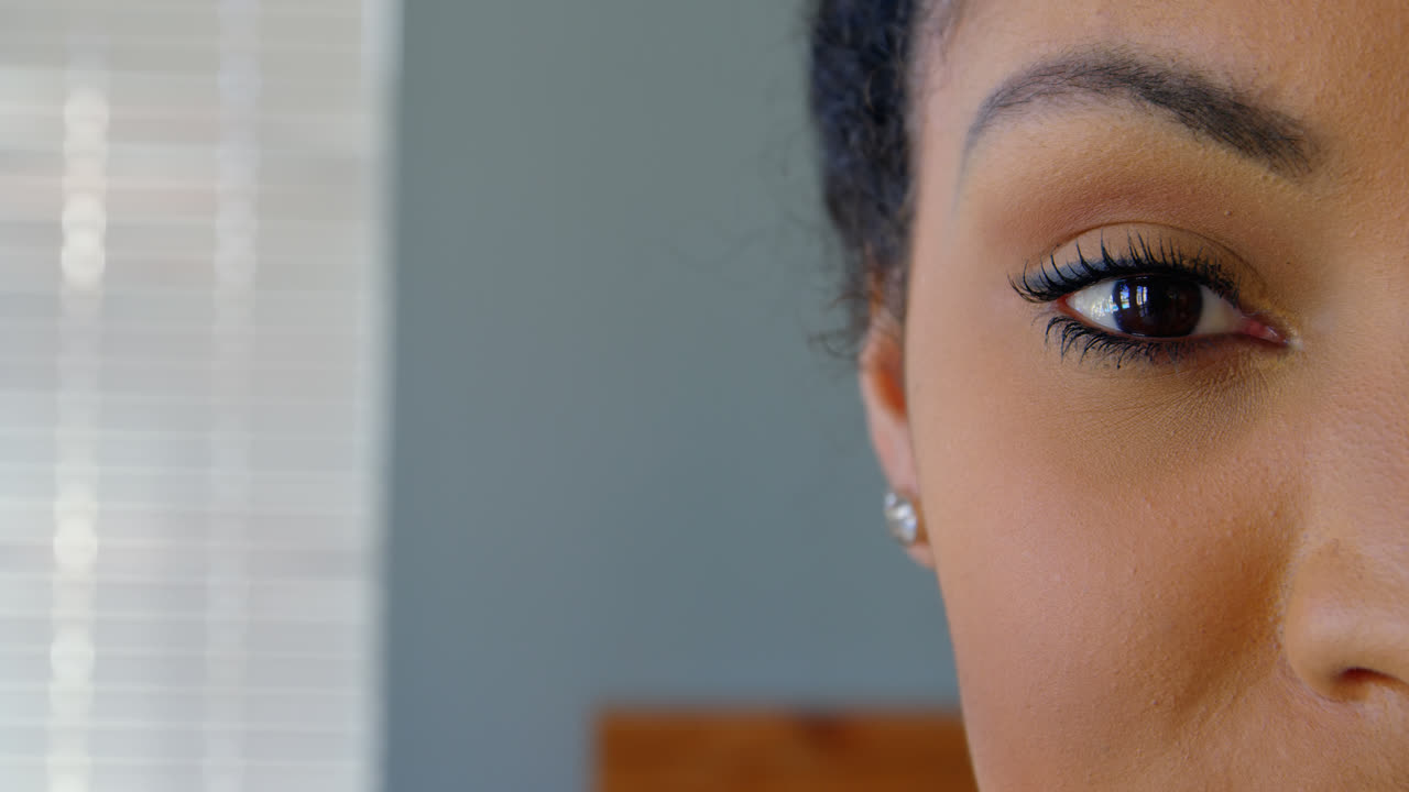 primer plano de la cara de la mujer en casa 4k