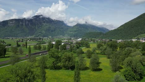 Die-Schnelle-Weesenbahn-Verschmilzt-Mit-Der-Malerischen-Schweizer-Landschaft,-Luftaufnahme