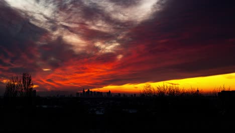 dramático atardecer detrás de frankfurt am main en alemania