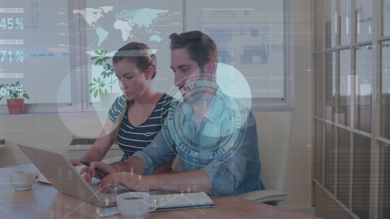 animación del reloj, procesamiento de datos financieros sobre personas de negocios que usan computadora portátil en reuniones