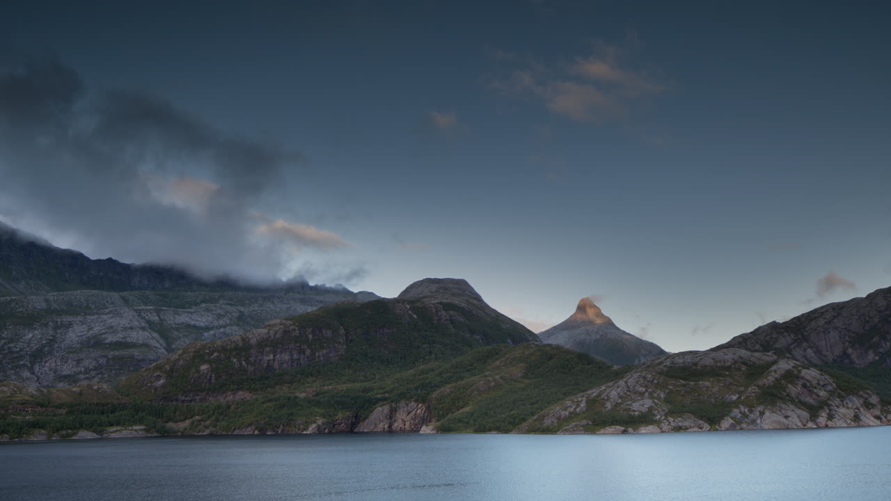 lago rocoso de noruega 4k 02