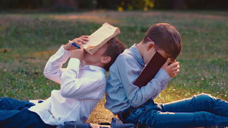 Junge-Männer-In-Hemden-Schlafen-Mit-Büchern-In-Der-Hand-Im-Garten-2