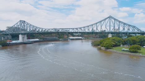 vista de avión no tripulado del río brisbane: el puente de la historia y el sendero del ferry revelados