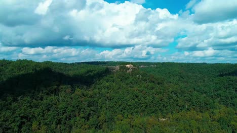 Volando-Hacia-El-Norte-Desde-El-Arco-De-La-Princesa-Hacia-Una-Formación-Rocosa-Sobre-Un-Hermoso-Valle-De-árboles