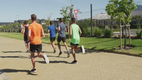 hombres corriendo afuera en un día soleado