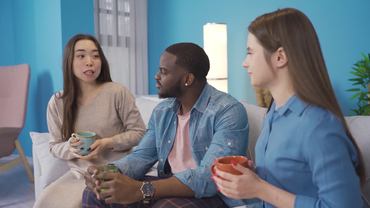 jóvenes de diferentes razas están charlando en una atmósfera amistosa.