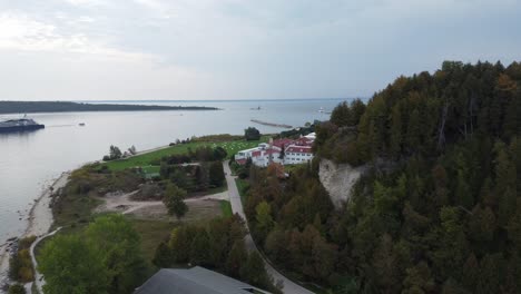 Cruise-ship-moves-through-northern-island