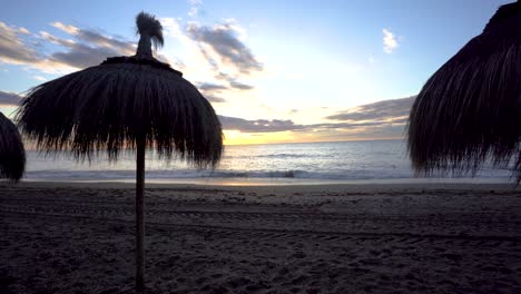 Marbella-Playa-Sombrillas-Panorámicas-Justo-Al-Amanecer-Sobre-El-Mar-Mediterráneo,-Lente-Gran-Angular