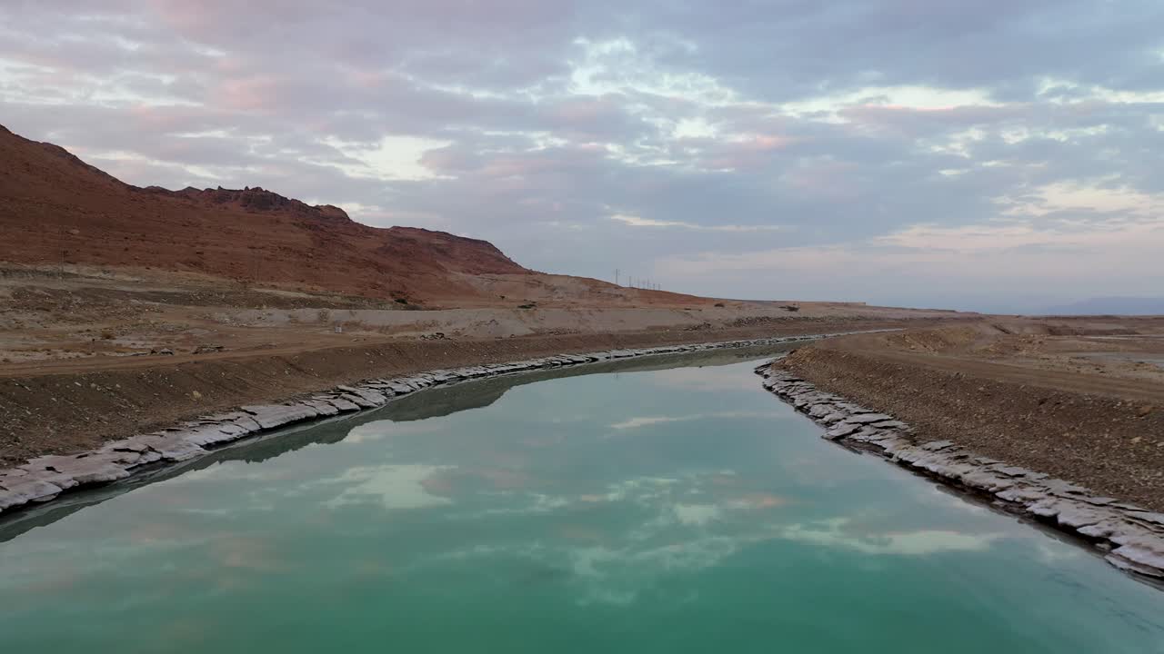 Israele, canale d'acqua color turchese presso il Mar Morto, ripresa a bassa quota con drone, primo piano