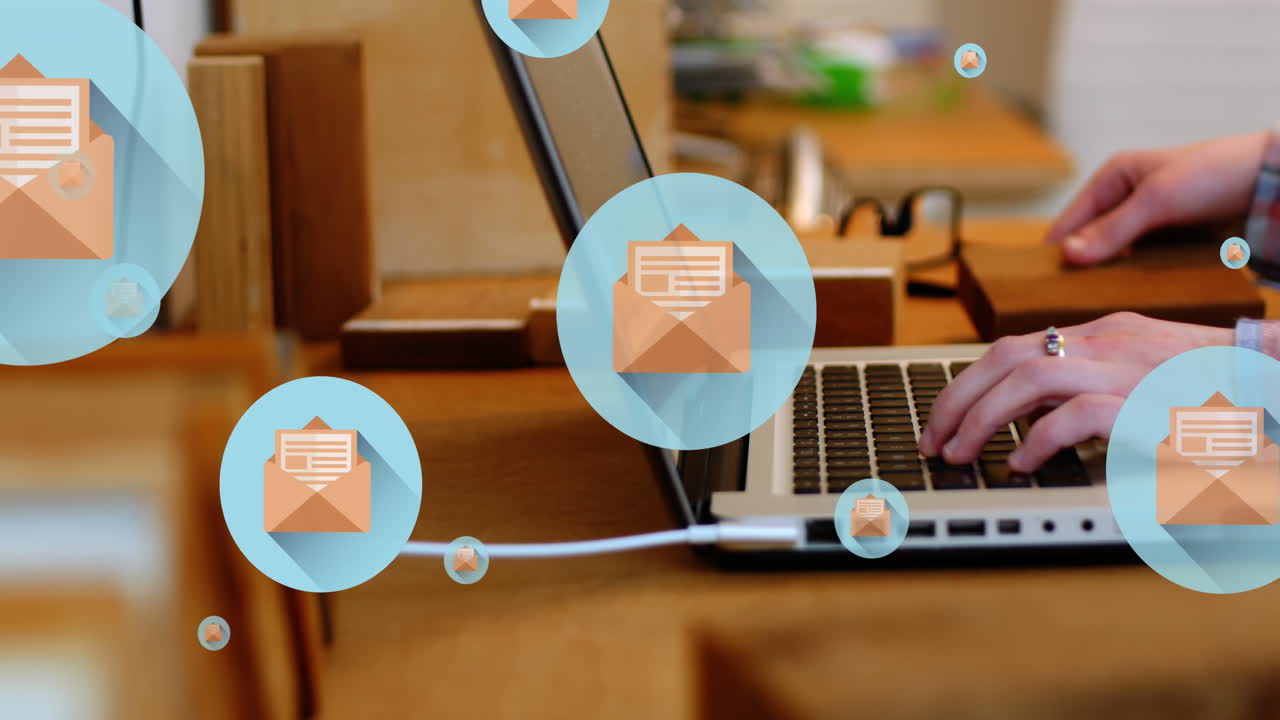 animación de conexiones con iconos de correo electrónico sobre empresario caucásico en la oficina