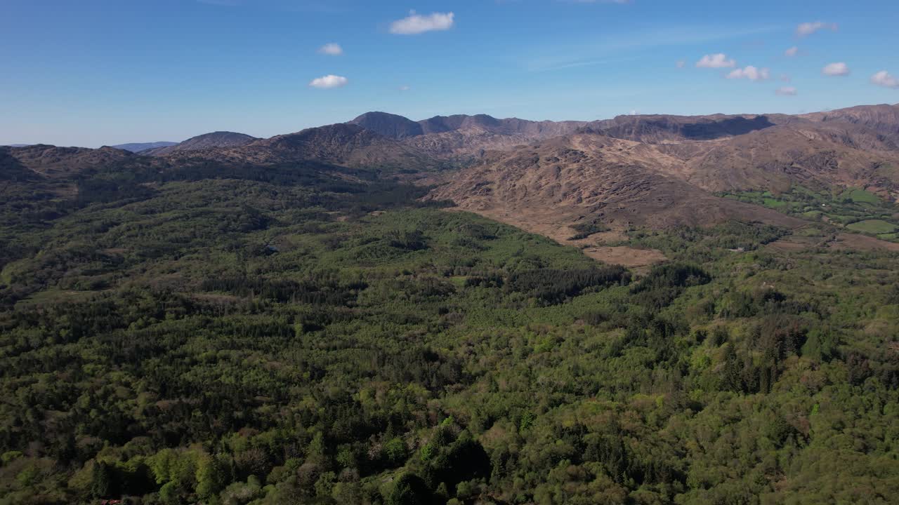 Sorvolando il paesaggio delle montagne Caha in una giornata di sole, Irlanda, vista aerea da drone