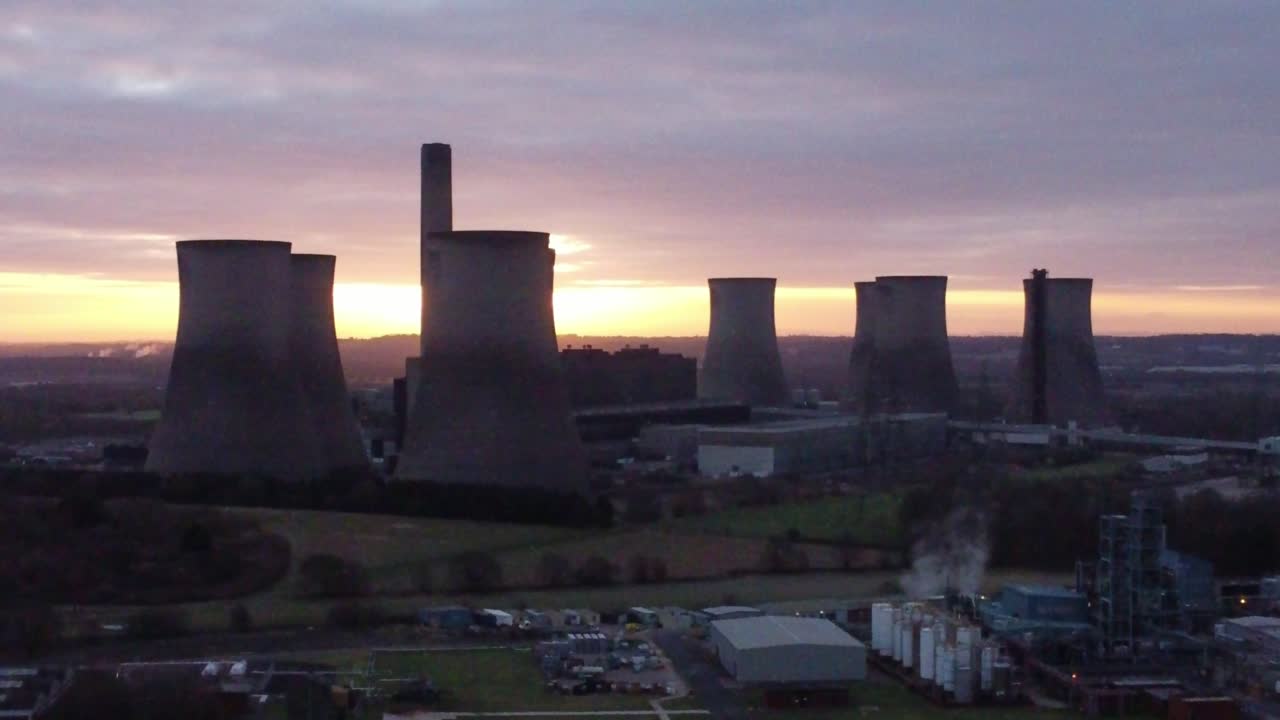 Nieczynna elektrownia węglowa Fiddlers Ferry ze wschodem słońca nad charakterystycznym obiektem, ujęcie z lotu ptaka (opadające).