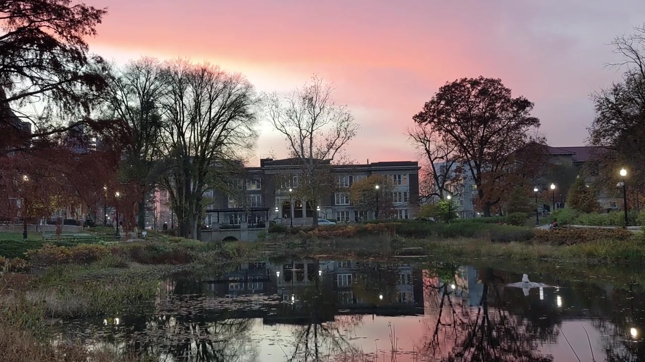 Mirror Lake al tramonto presso l'Ohio State University a Columbus, Ohio