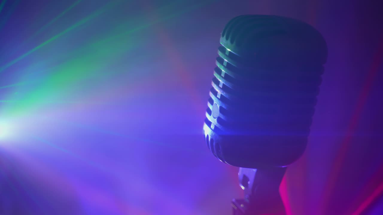 micrófono retro con luces de discoteca de escenario y niebla. actuación en vivo o concepto de karaoke.