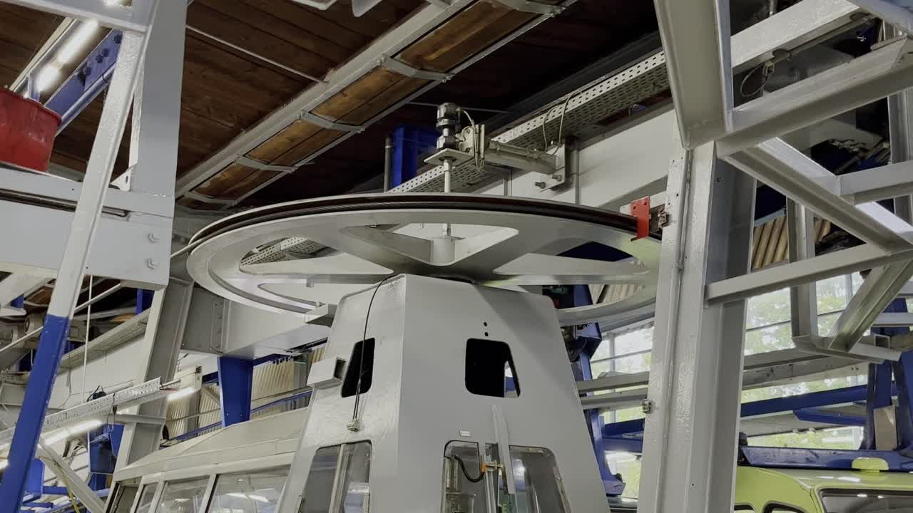 el motor del teleférico gira la gran rueda gira el cable en la estación del telefériko en colonia am rhein