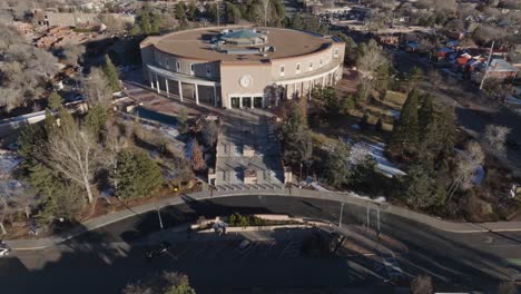 New-Mexico-State-Capitol-Gebäude-In-Santa-Fe,-New-Mexico-Mit-Nach-Oben-Geneigtem-Drohnenvideo