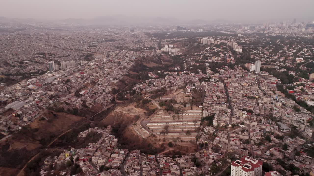 Veduta aerea del panorama urbano di La Enramada a Città del Messico di giorno