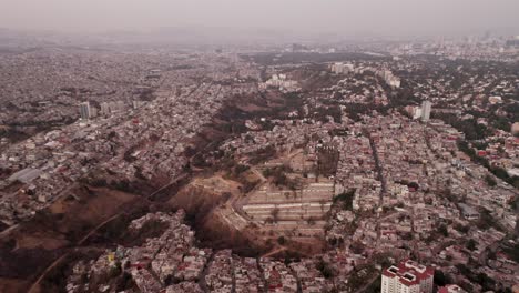 Vista-De-Pájaro-Del-Paisaje-Urbano-De-La-Enramada-En-La-Ciudad-De-México-En-El-Día