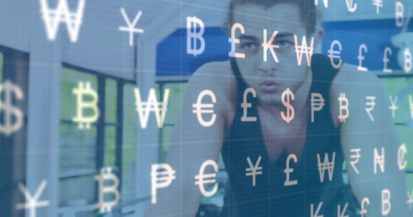 Uomo adulto che entra in palestra pedalando su una cyclette, con simboli di valuta fluttuanti che collegano l'allenamento alla finanza.