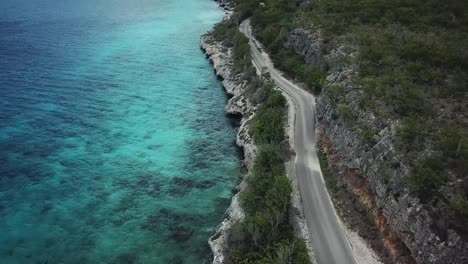 Approaching-aerial-view-of-the-coast-of-the-1000-steps-beach-of-Bonaire,-Dutch-Caribbean,-in-South-America