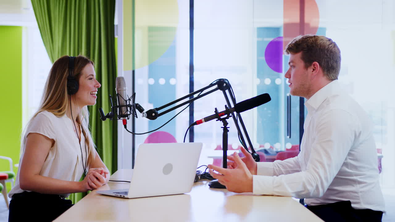 mujer entrevistando a un invitado en un estudio para podcast, vista lateral