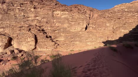 Toma-De-Establecimiento-De-Las-Vastas-Arenas-Rojas-Del-Desierto-De-Wadi-Rum-En-Jordania-Toma-Estable-De-4k