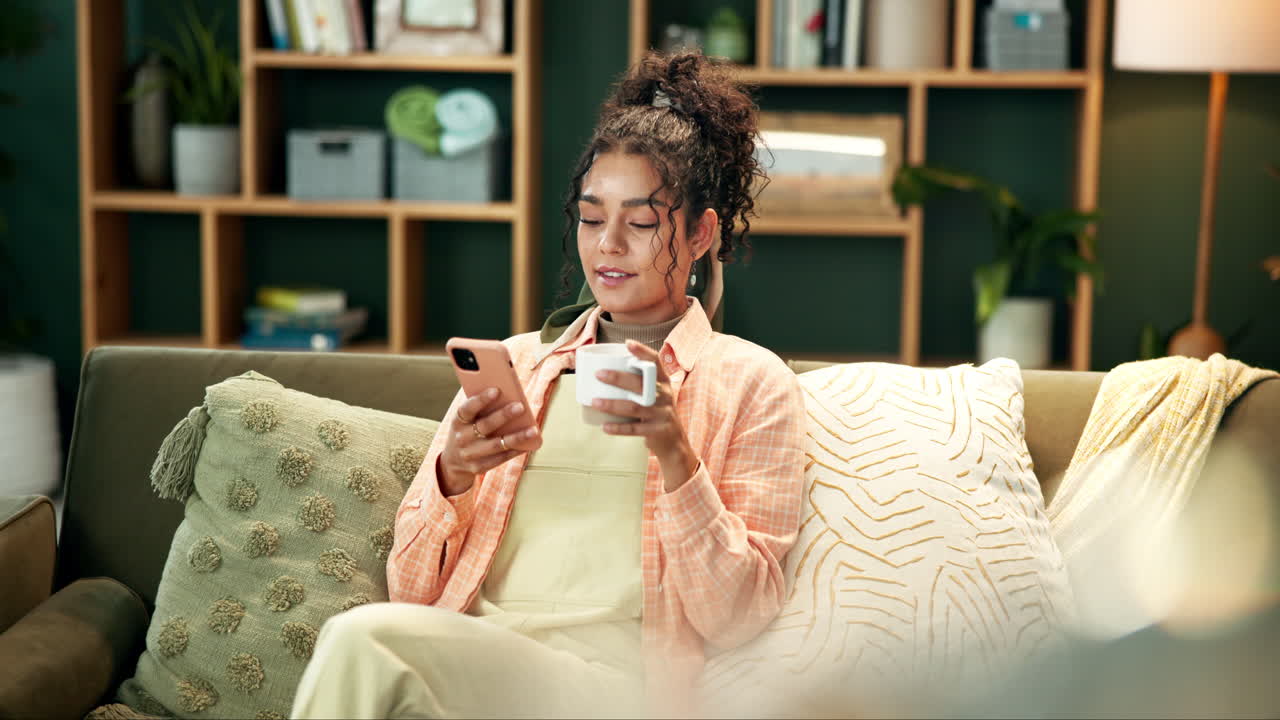 Donna che si rilassa a casa con caffè e cellulare