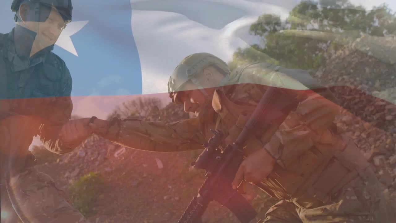 Soldado mais jovem estendendo a mão e ajudando a levantar camarada ajoelhado em encosta rochosa para subir.