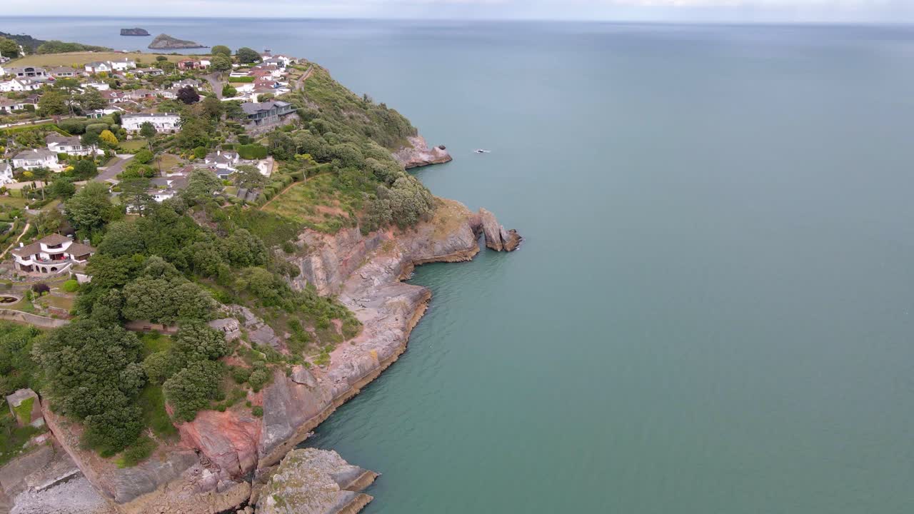 ciudad costera de torquay, inglaterra - vista aérea sobre acantilados rocosos