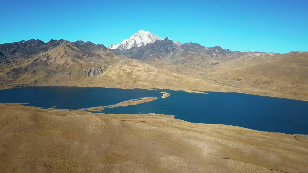 vista aérea de drones de la pintoresca laguna tuni en las montañas de los andes de bolivia