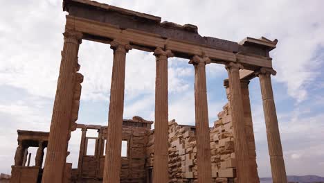 ruinas del antiguo templo griego de erechtheion en la acrópolis en atenas, grecia