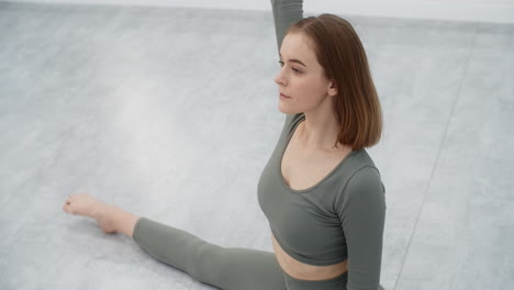 mujer estirándose en una postura de yoga
