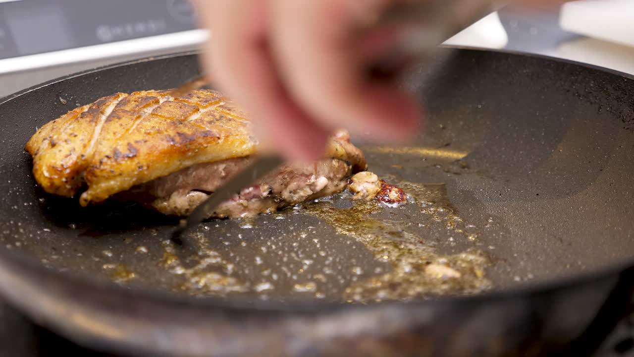 pecho de pato frito en una sartén