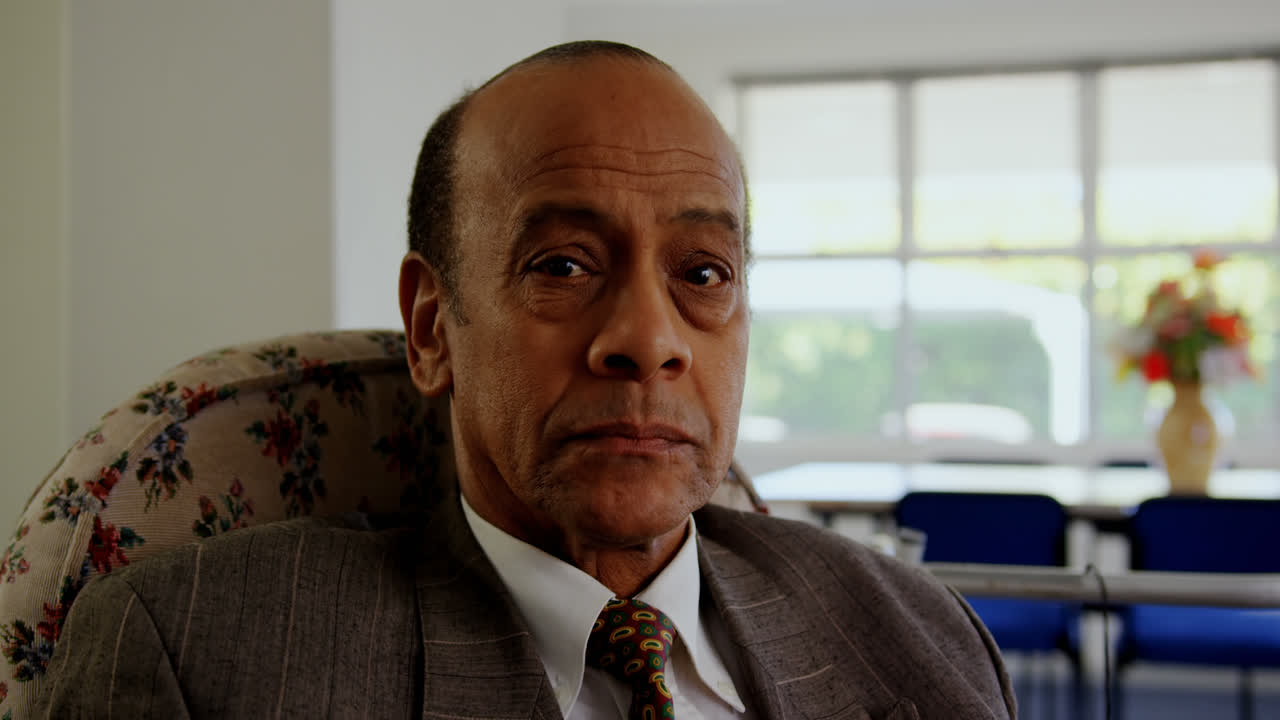 vista frontal de un anciano asiático relajándose en un hogar de ancianos 4k