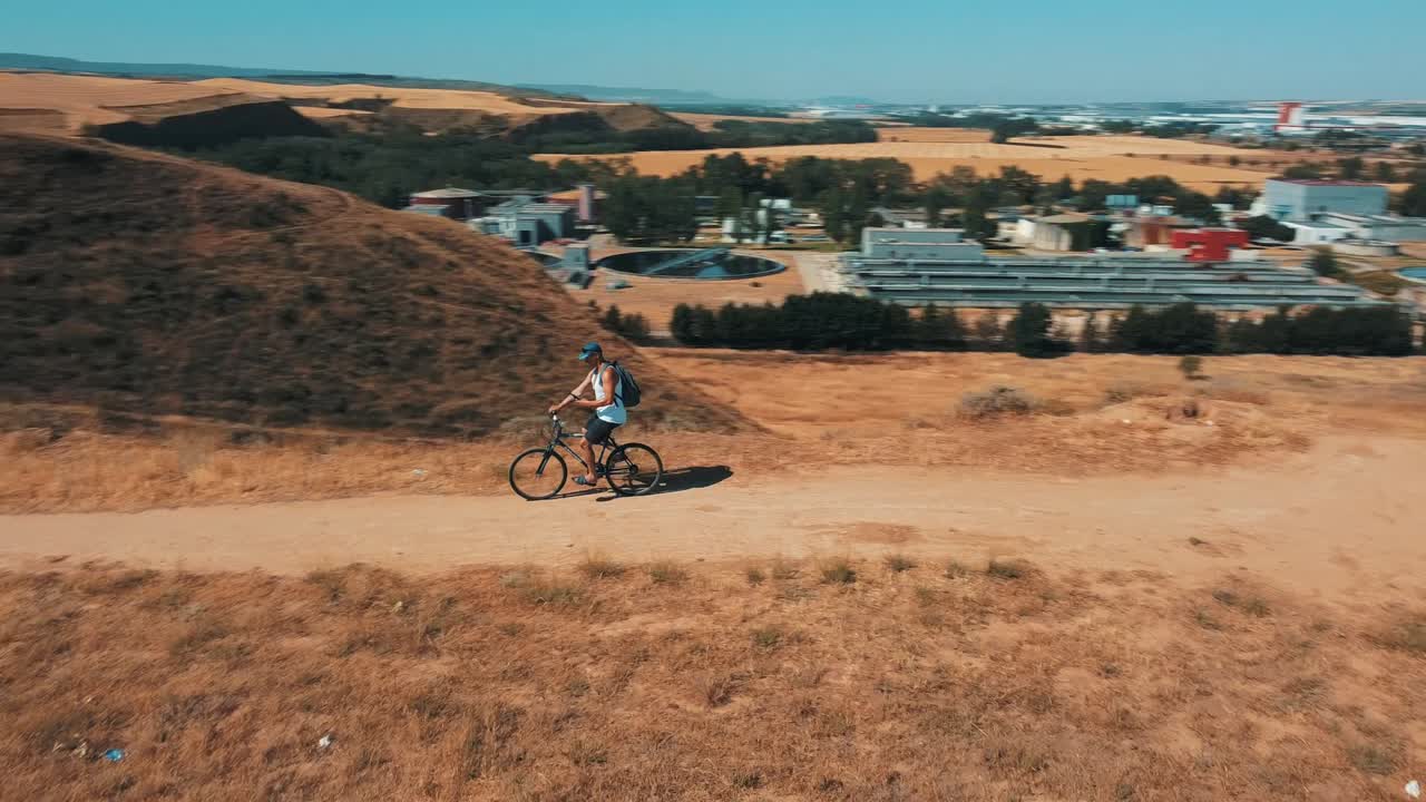 시골 경로 에서 자전거 를 타고 다니는 사람